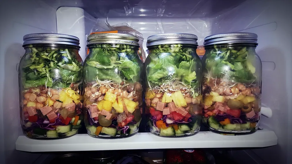 Salada refrescante no pote